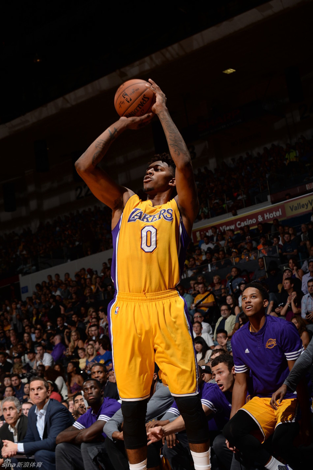 择以发球落 择以发球落